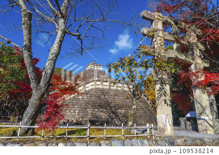 秋の京都　化野念仏寺　紅葉に包まれた仏舎利塔 109538214