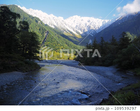 上高地 梓川と冠雪の穂高連峰 10月 上高地 梓川と冠雪の穂高連峰 10月 109539297