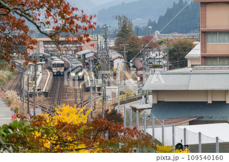 【高山本線】飛騨萩原駅で列車交換する特急ひだ 【高山本線】飛騨萩原駅で列車交換する特急ひだ 109540160