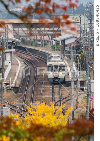 【高山本線】飛騨萩原駅を発車する普通列車 【高山本線】飛騨萩原駅を発車する普通列車 109540425