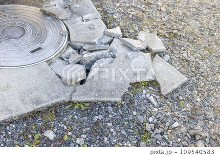 浄化槽のコンクリートを割る作業 浄化槽のコンクリートを割る作業 109540583