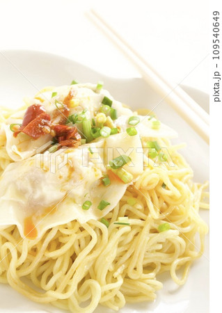 手作り水餃子のせ汁なし麺 109540649