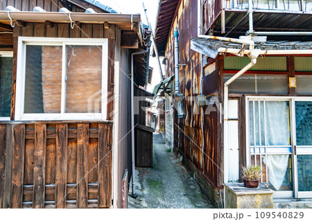 【重要伝統的建造物群保存地区】豊町御手洗 海辺の路地の風景1 広島県呉市 【重要伝統的建造物群保存地区】豊町御手洗 海辺の路地の風景1 広島県呉市 109540829
