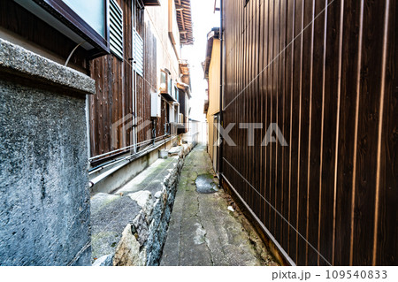【重要伝統的建造物群保存地区】豊町御手洗　海辺の路地の風景4　広島県呉市 109540833