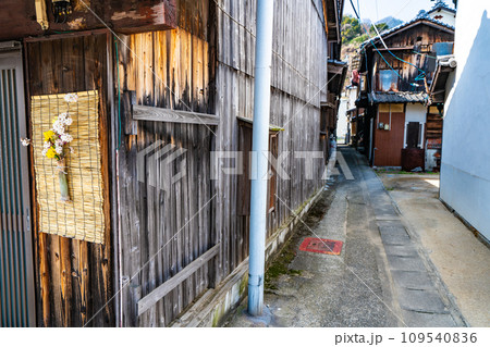 【重要伝統的建造物群保存地区】豊町御手洗　海辺の路地の風景6　広島県呉市 109540836