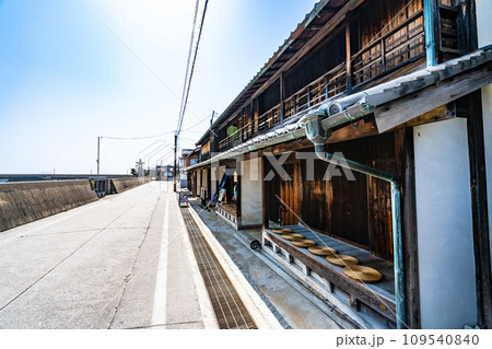 【重要伝統的建造物群保存地区】豊町御手洗　海岸沿いの道と船宿3　広島県呉市 109540840