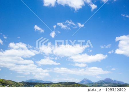 青い空と由布岳 鶴見岳の見える風景 109540890