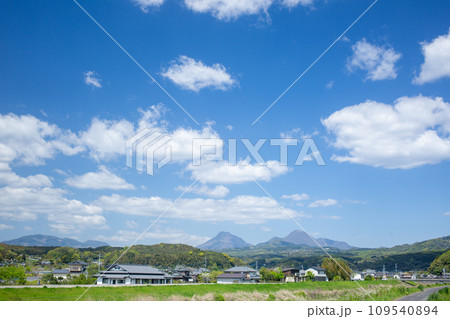 青い空と由布岳 鶴見岳の見える風景 109540894