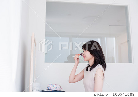 家でメイクをする若い女性 家でメイクをする若い女性 109541088