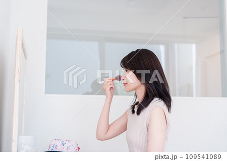 家でメイクをする若い女性 109541089
