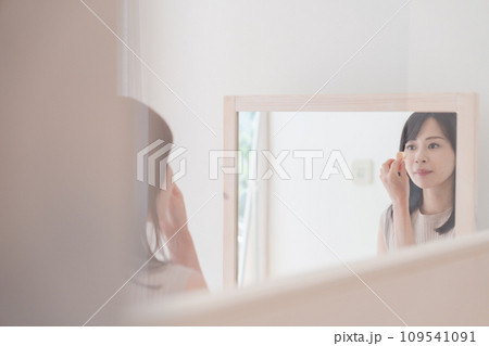 家でメイクをする若い女性 109541091