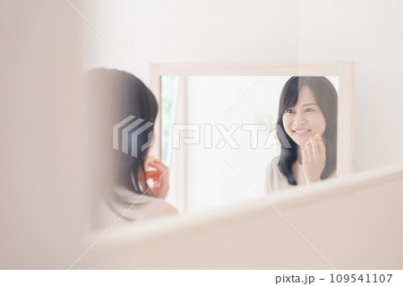 家でメイクをする若い女性 家でメイクをする若い女性 109541107