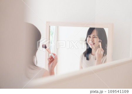 家でメイクをする若い女性 109541109