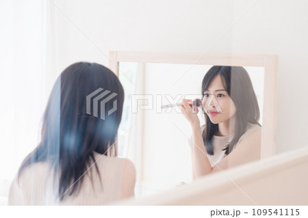 家でメイクをする若い女性 109541115