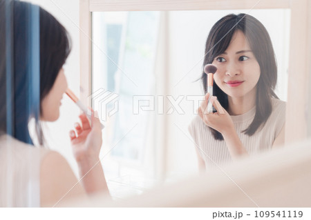 家でメイクをする若い女性 109541119