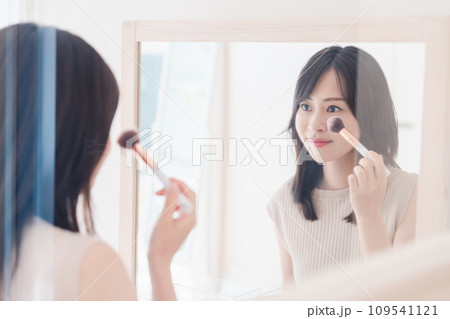 家でメイクをする若い女性 家でメイクをする若い女性 109541121