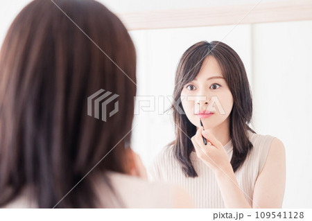 家でメイクをする若い女性 109541128