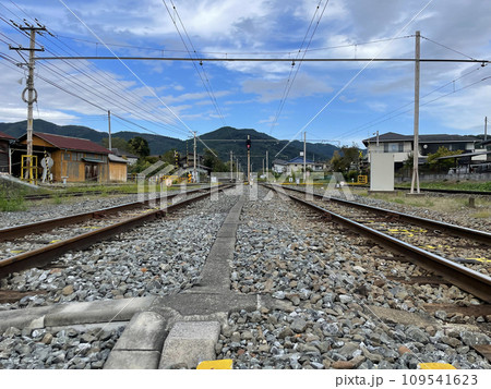 のんびりした田舎のどこまでも続く線路 109541623