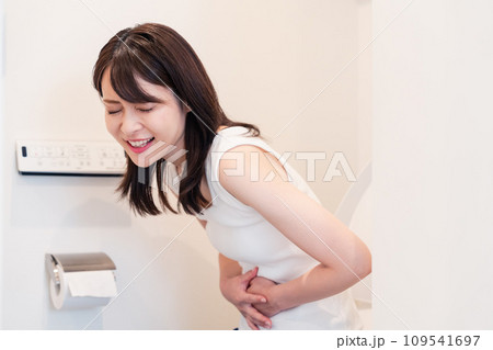 トイレでひどい腹痛に苦しむ若い女性 トイレでひどい腹痛に苦しむ若い女性 109541697