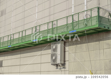 外壁工事の仮設ゴンドラとメッシュシート 109542056