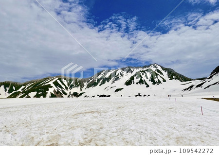室堂平 青空に残雪が映える風景 富山県新川郡立山町芦峅寺 室堂平 青空に残雪が映える風景 富山県新川郡立山町芦峅寺 109542272