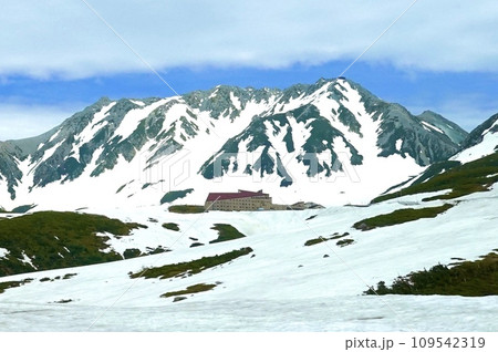 立山高原バスからホテル立山の建物が見える風景 富山県新川郡立山町芦峅寺 立山高原バスからホテル立山の建物が見える風景 富山県新川郡立山町芦峅寺 109542319