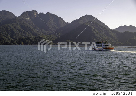 宮島に渡るフェリー 宮島に渡るフェリー 109542331
