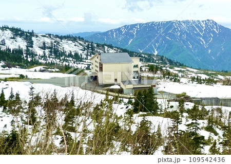 立山高原バスから残雪の山麓に弥陀ヶ原ホテルが見える風景　富山県新川郡立山町芦峅寺 109542436