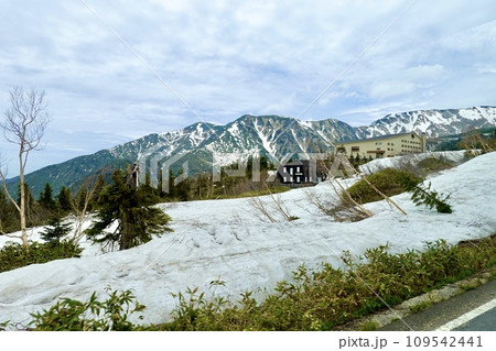 立山高原バスから残雪の山麓に弥陀ヶ原ホテルが見える風景　富山県新川郡立山町芦峅寺 109542441