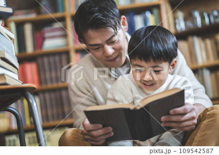 本を読む父親と7歳の息子 イメージ 本を読む父親と7歳の息子 イメージ 109542587