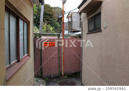 青窯会会館より東福寺へ向かう細路地（京都市東山区） 109542942