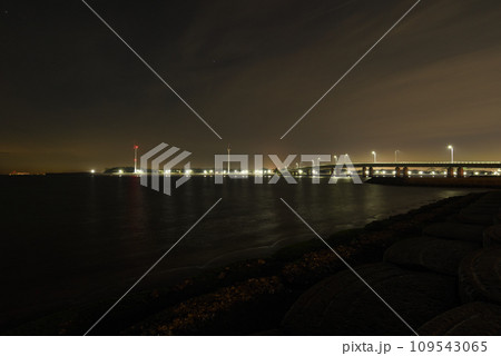 夜の帳が降りた静かな海 109543065