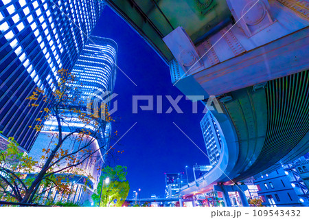 高層ビルが立ち並ぶ都会の夜景 109543432