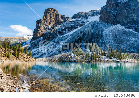 Moraine Lake Rockpile Trail in autumn sunny day morning. Beautiful snow-capped mountains scenery of Banff National Park, Canadian Rockies, Alberta, Canada. 109543496