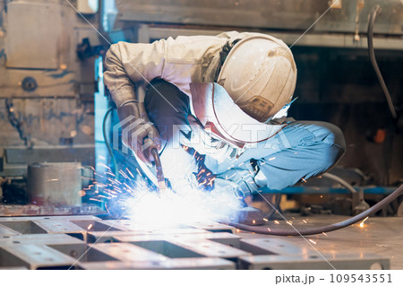 溶接をする職人 溶接をする職人 109543551