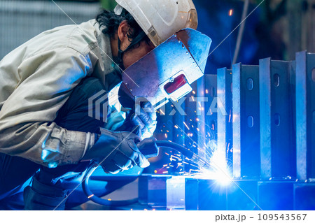 溶接をする職人 109543567