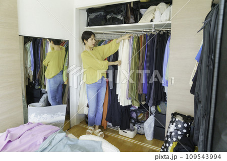 朝クローゼットの洋服を選ぶ若い女性 朝クローゼットの洋服を選ぶ若い女性 109543994