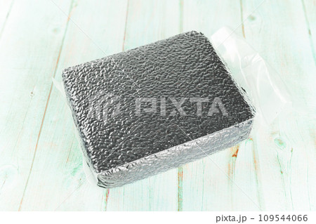 Vacuum packed black rice 109544066