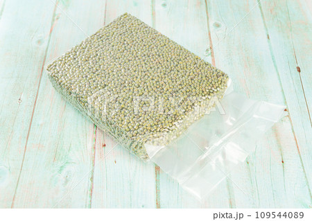 Vacuum packed mung beans Vacuum packed mung beans 109544089
