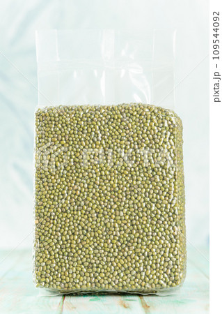 Vacuum packed mung beans 109544092