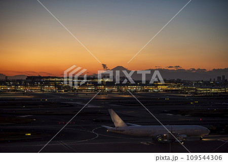 富士山と飛行機 109544306