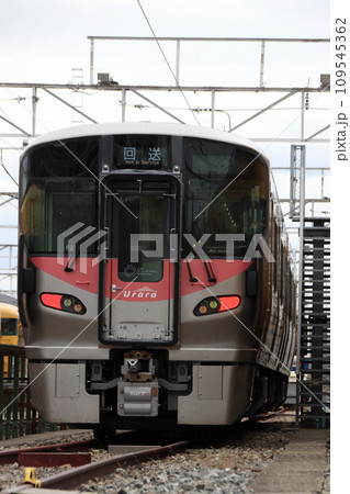 下関総合車両所岡山電車支所に留置中の227系Urara 109545362