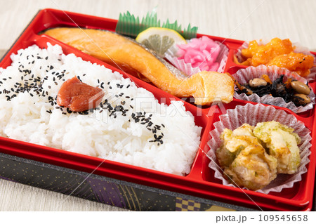 美味しい鮭弁当 109545658