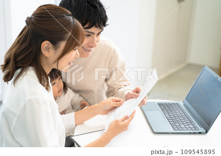 家族でファイナンスプランを考えるシーン 109545895