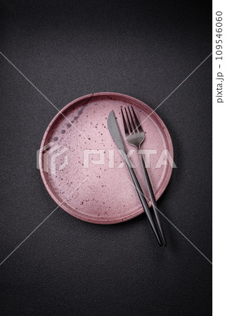 Bumpy empty ceramic plate on a textured concrete background 109546060