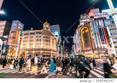 日本の東京都市景観 師走…斜め横断し逆走、自転車押し歩きの男性らの進路を妨害するウーバー…=9日 日本の東京都市景観 師走…斜め横断し逆走、自転車押し歩きの男性らの進路を妨害するウーバー…=9日 109546147