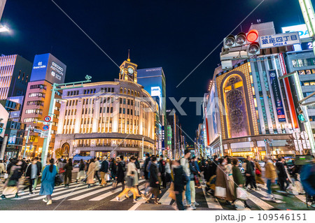 日本の東京都市景観 師走…斜め横断し逆走、(自転車押し歩きの男性らの進路を妨害する)ウーバー…=9日 日本の東京都市景観 師走…斜め横断し逆走、(自転車押し歩きの男性らの進路を妨害する)ウーバー…=9日 109546151
