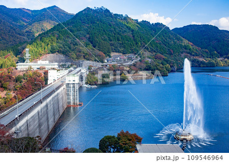 耶馬渓ダムの噴水と紅葉 耶馬渓ダムの噴水と紅葉 109546964