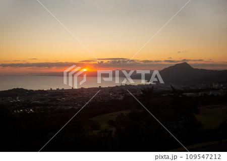 扇山から見た日の出の別府湾と別府市大分市街地の眺望 109547212