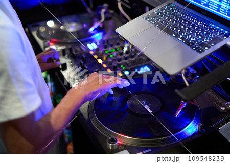 ターンテーブルを操作するDJの手元 109548239